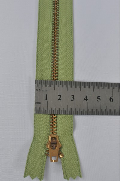 ZIP040  3號拉鏈  單頭拉鏈  金屬密尾拉鏈  金色拉鏈  不設單獨拉鍊訂購 側面照